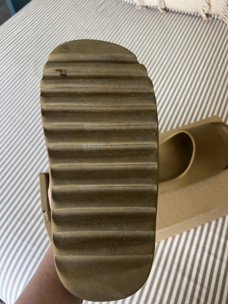 YEEZY slides $1 SIZE 1164436875243522113
