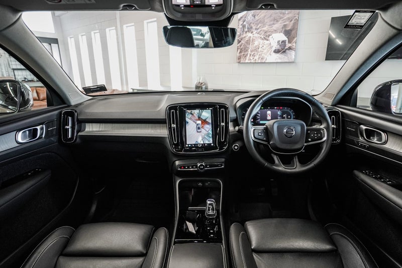 2023 Volvo XC40 B5 Ultimate Dark 2.064592217947651111