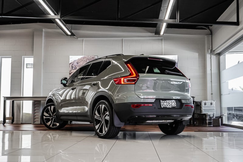 2023 Volvo XC40 B5 Ultimate Dark 2.064592217947651112