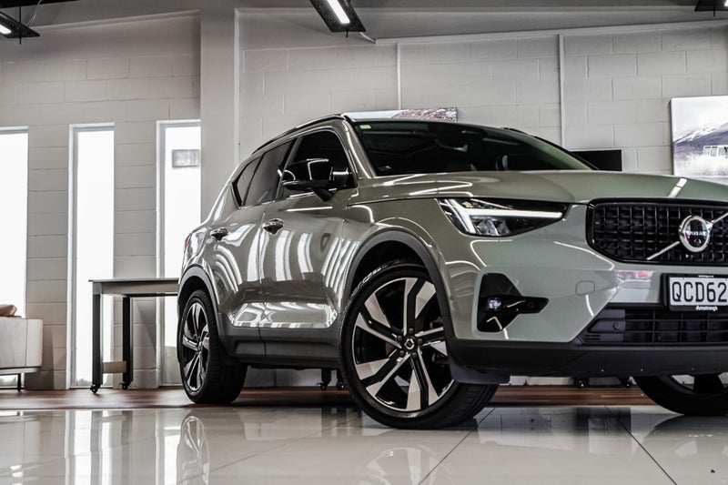 2023 Volvo XC40 B5 Ultimate Dark 2.064592217947651113