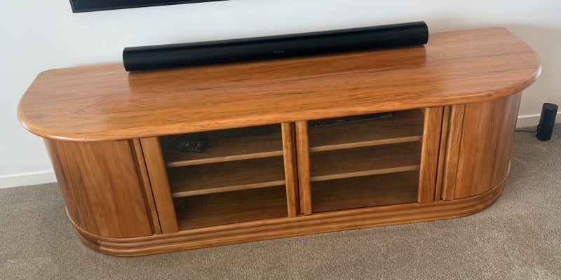 Solid Rimu Entertainment Init from Danske Mobler64437940470019110