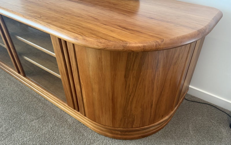 Solid Rimu Entertainment Init from Danske Mobler64437940470019113