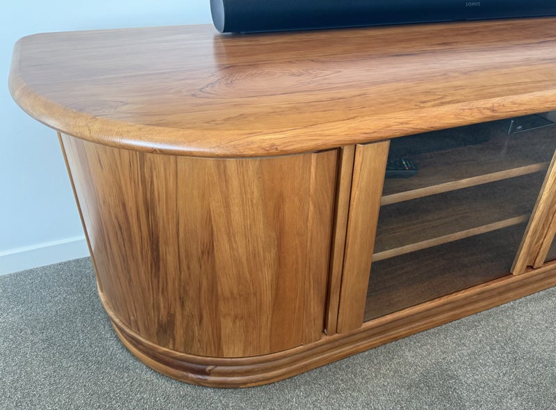 Solid Rimu Entertainment Init from Danske Mobler64437940470019112