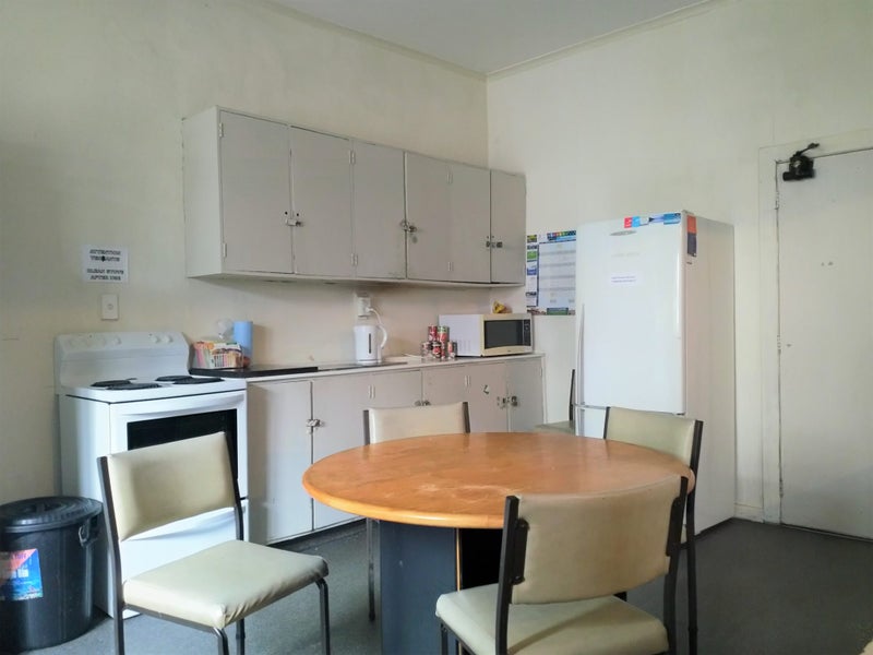 Petone, 6+ bedrooms64438356825346114