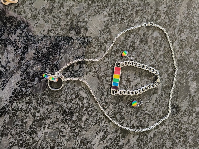 Brand New Un wanted Necklace 58cms in total with 2 rings an d pair ear studs Carousel 1