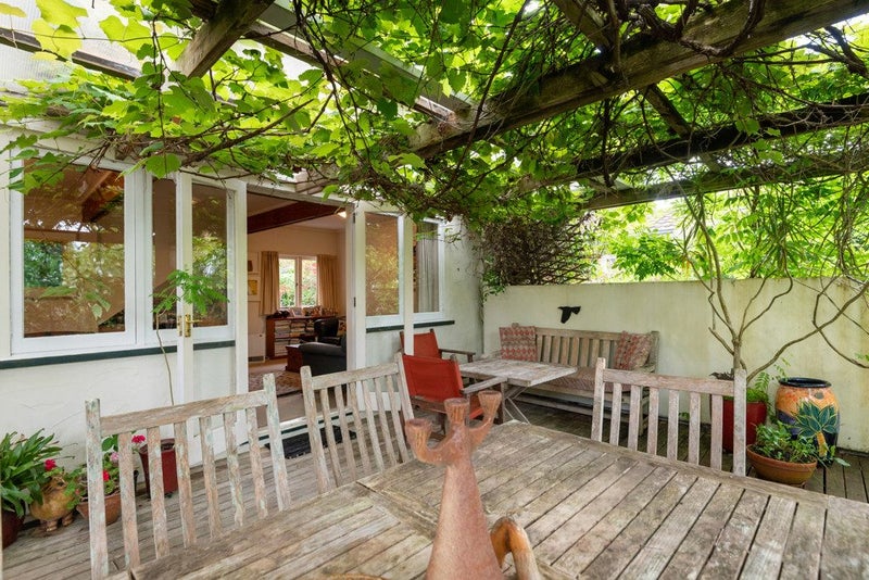 Top Location - Beach, Cafes, and Rugby!64440048484739112