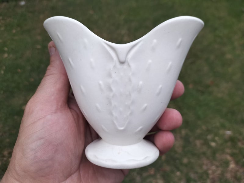 Vintage Crown Lynn Small Spiked Vase - Shape 2001 Carousel 2