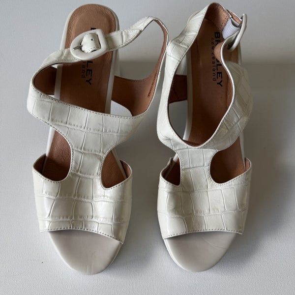 Bresley “Salle” Cream Peep Toes Heels Size 41 Carousel 1
