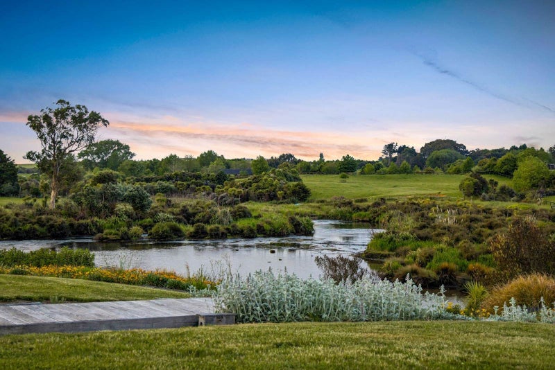 "The Chapter Begins: Your Waterfront Life in K...64444545501954111