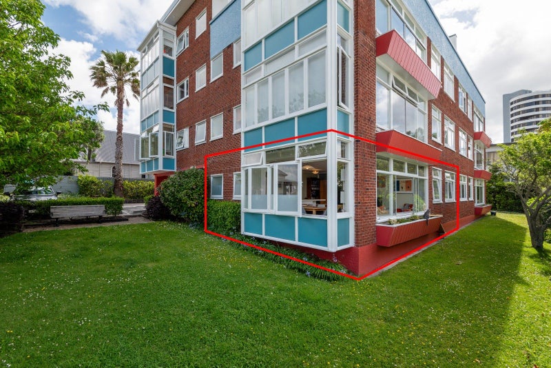 Prestigious ground-level residence on Seymour64447671384835111