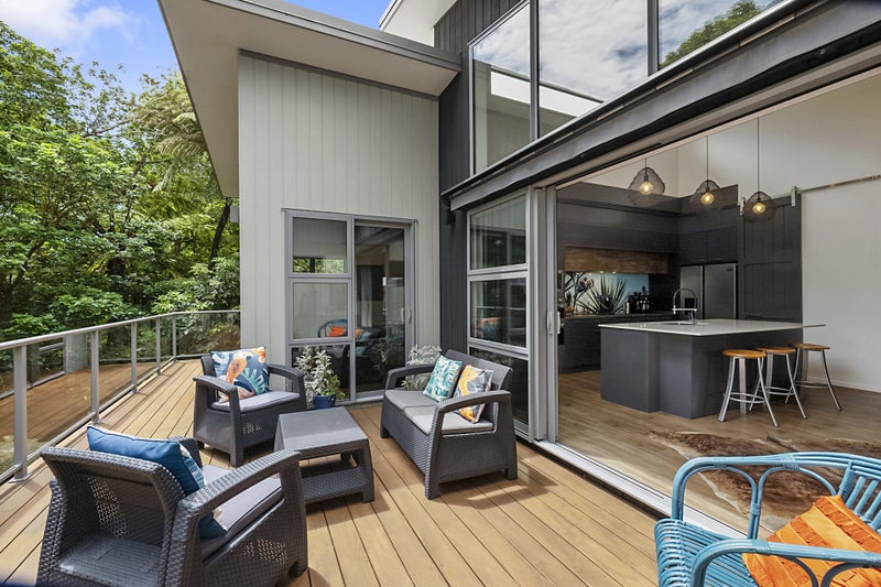 MODERN STYLE, NATURAL SURROUNDS64447869993603111