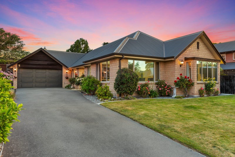 Picture Perfect and Perfectly Positioned!64448865614721110