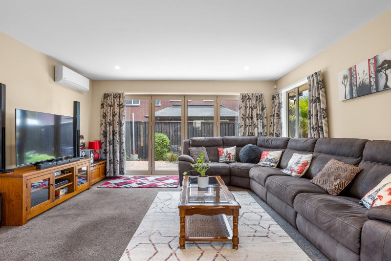 Picture Perfect and Perfectly Positioned!64448865614721111