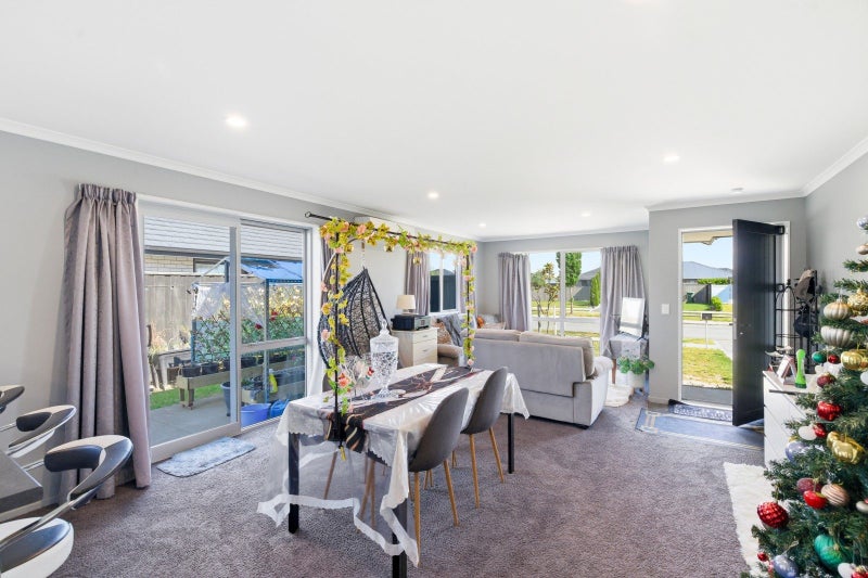 Great opportunity - modern home in prime location64448865647617113