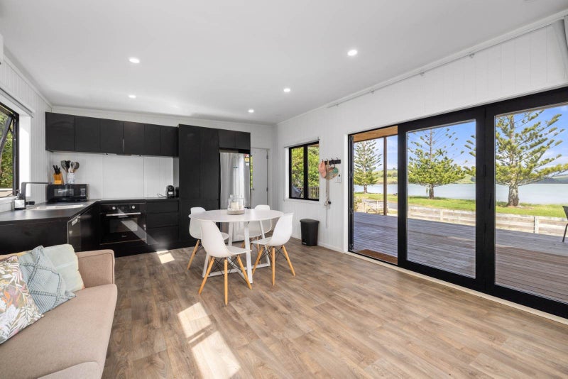 Views, Vibes & Vitamin Sea64450056445697113