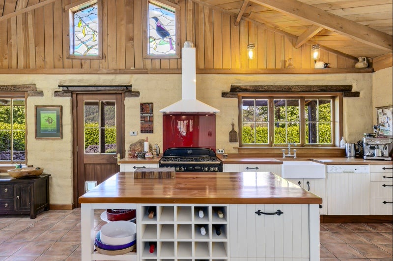 Country character home on 4.4ha with views64449253307266112