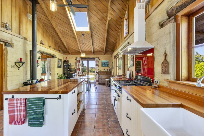 Country character home on 4.4ha with views64449253307266113