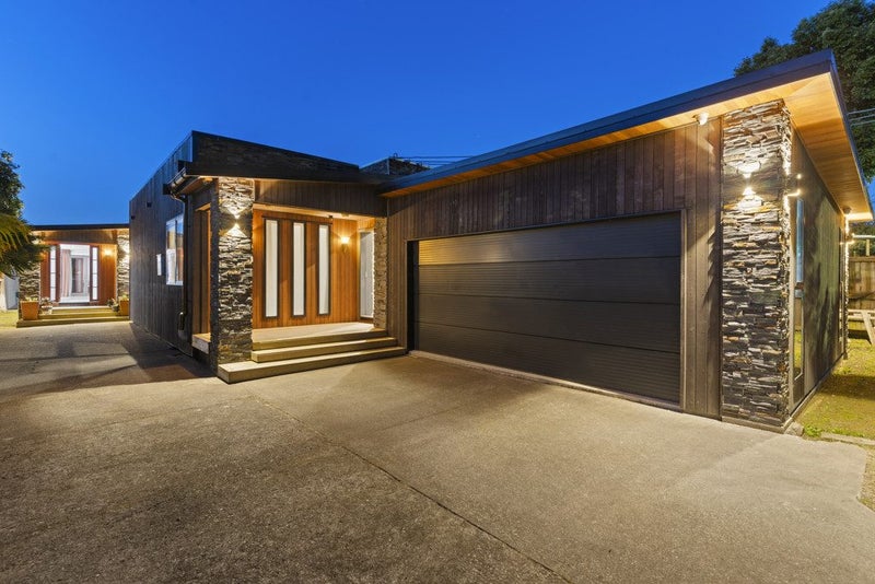 Luxury Living in Hutt's Most Desirable Location64449762298625110