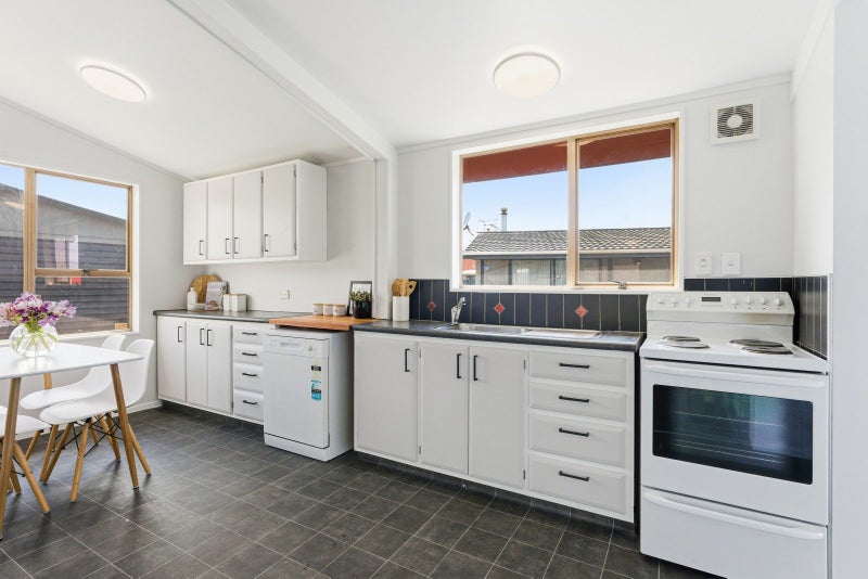 The ultimate Castlecliff coastal base64450643561859113