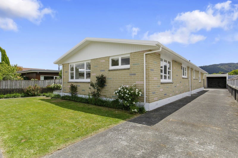 Spacious Family Home in Prime Elderslea Location!64450461304706110