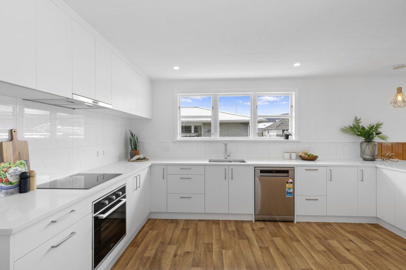 Spacious Family Home in Prime Elderslea Location!64450461304706113