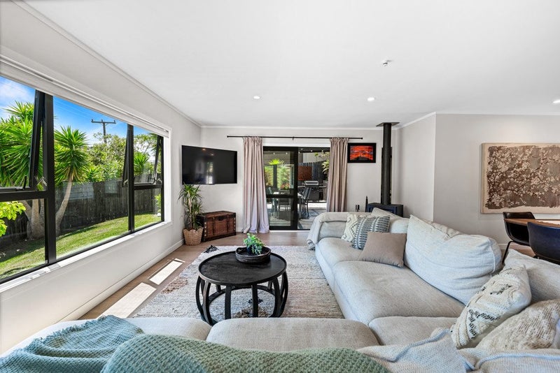 Like New Living - Renovated and Ready for Summer!64450461149314112