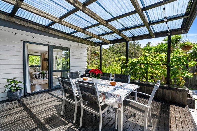 Like New Living - Renovated and Ready for Summer!64450461149314113