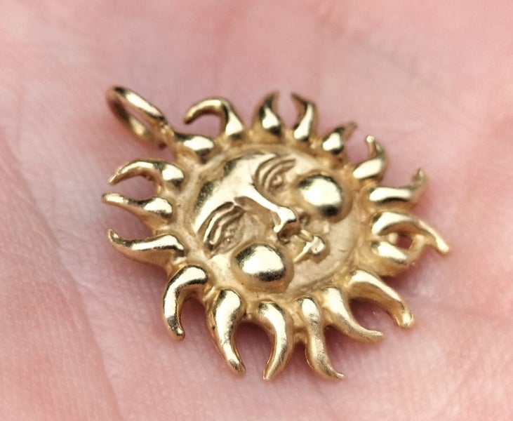 Solid 14ct Gold Sun Pendant - 2.30 grams Carousel 2