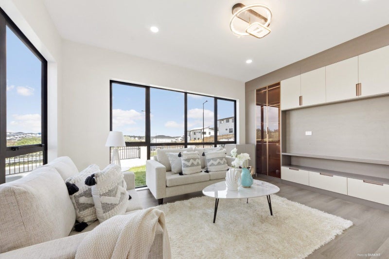 Flat Bush, 5 bedrooms64450683491201112