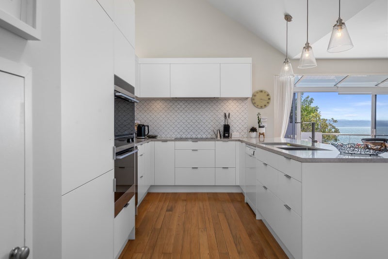 Striking Views, Sophisticated Living64528202654211112