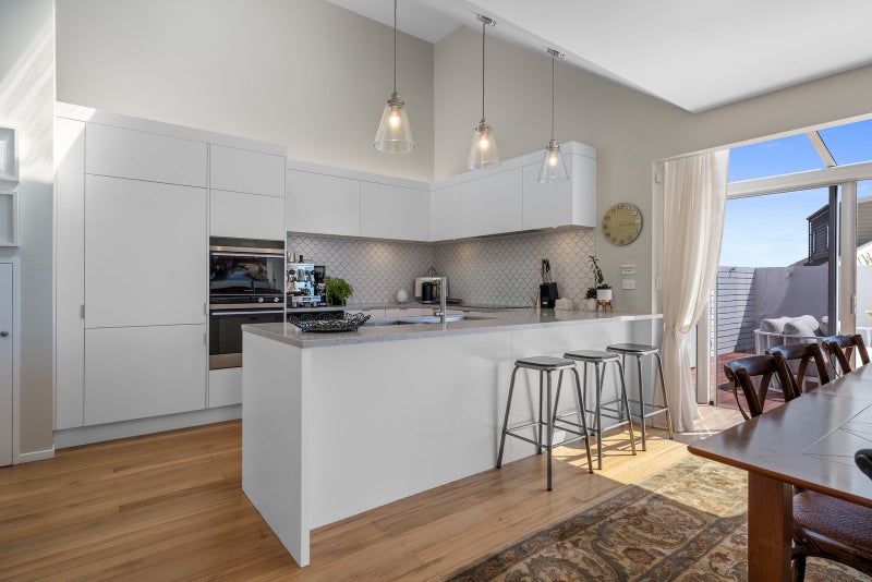 Striking Views, Sophisticated Living64528202654211113