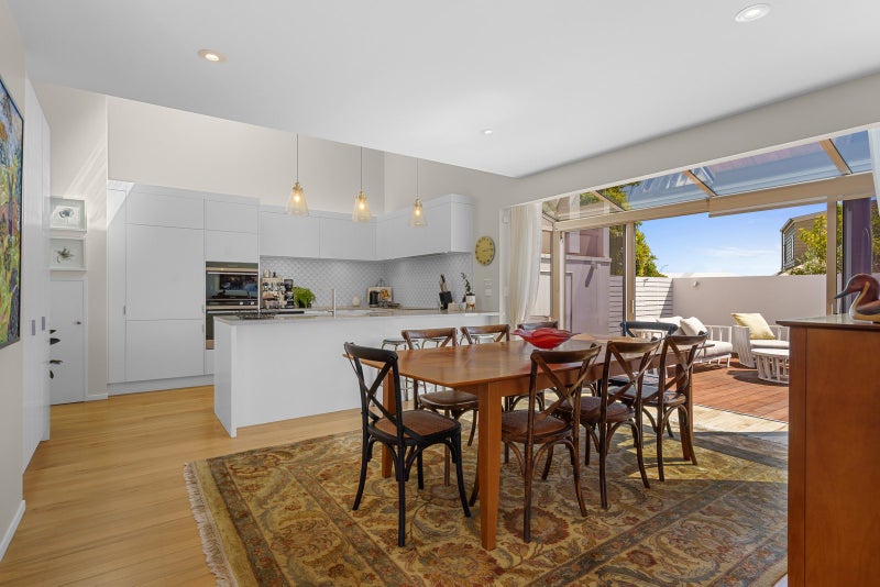 Striking Views, Sophisticated Living64528202654211114