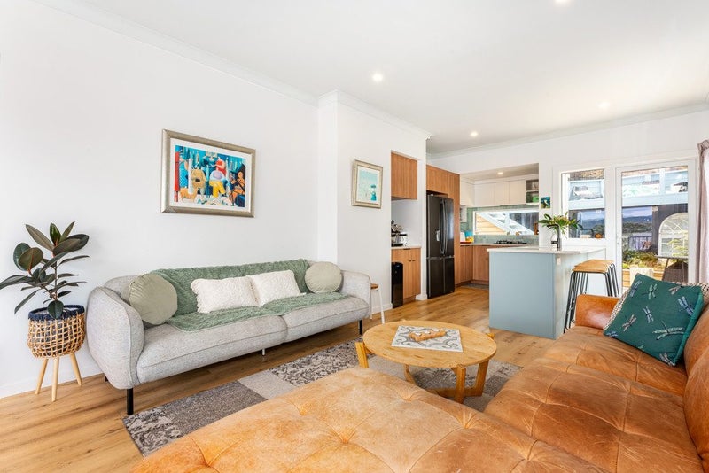 SITTING PRETTY WITH SUN & VIEWS64451048306434113