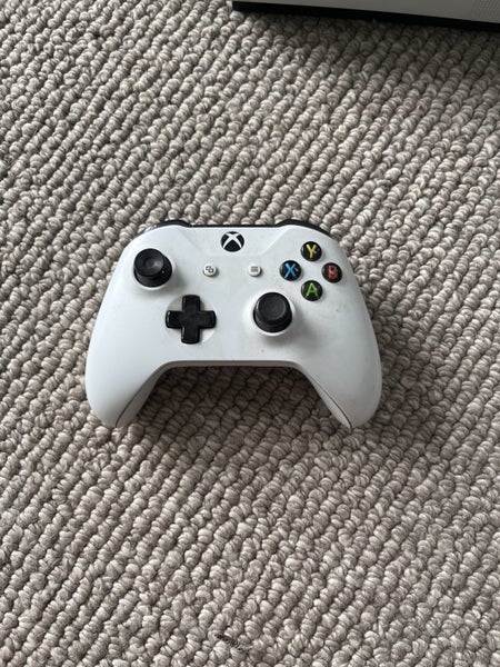Xbox one S and controllers Carousel 2