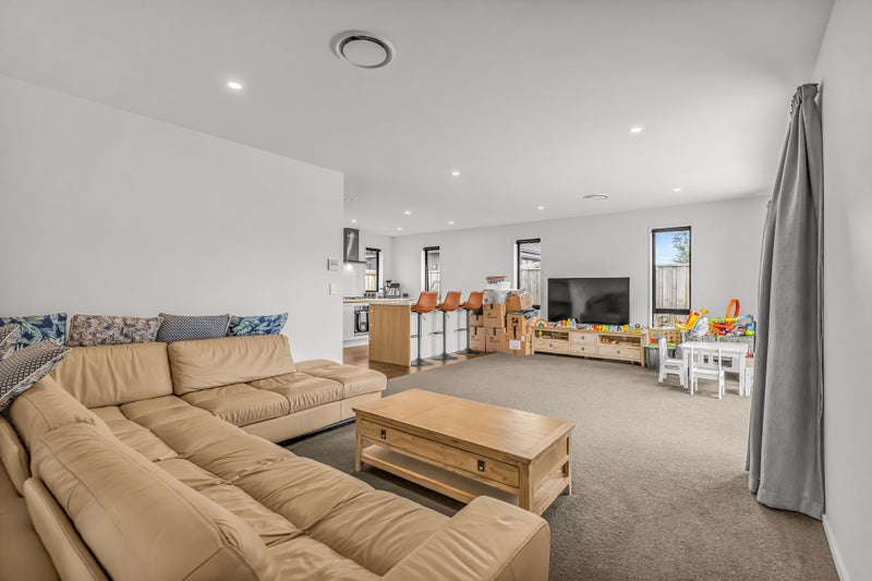 A Near-New Home That Does Everything Right64452825811203113