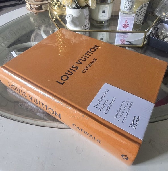 Louis Vuitton Catwalk – The Complete Collections Book Brand new Carousel 1