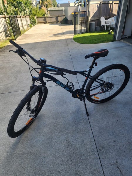 GT MTB Large 29 Inch Wheels with loads of accessories64457493032835111