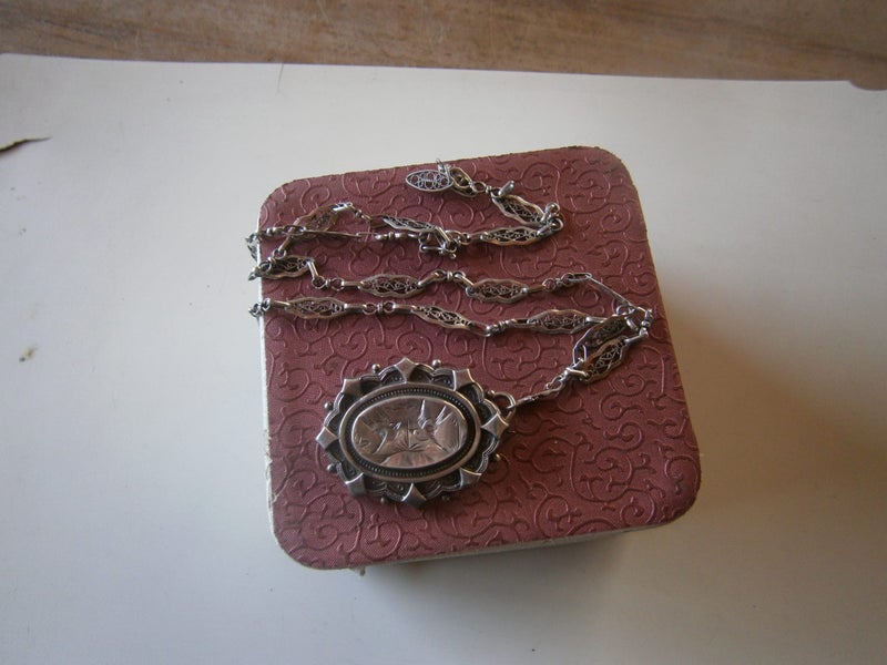 VTG STG.SILVER.FANCY LINK CHAIN WITH ANTQ ORNATE PENDANT Carousel 1