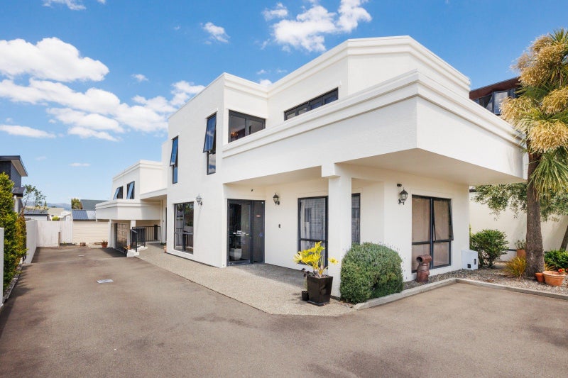 Spacious Central Modern Living with a Twist64458907353858110