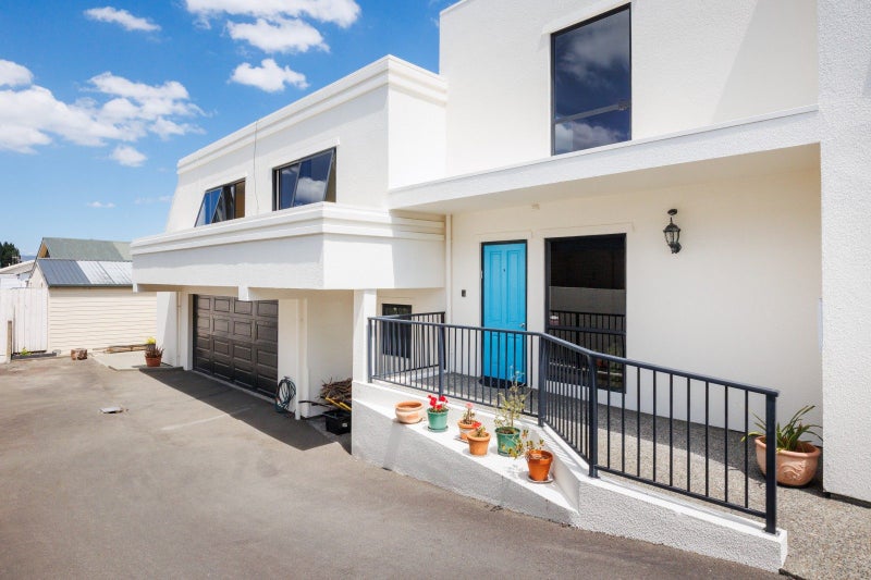 Spacious Central Modern Living with a Twist64458907353858111