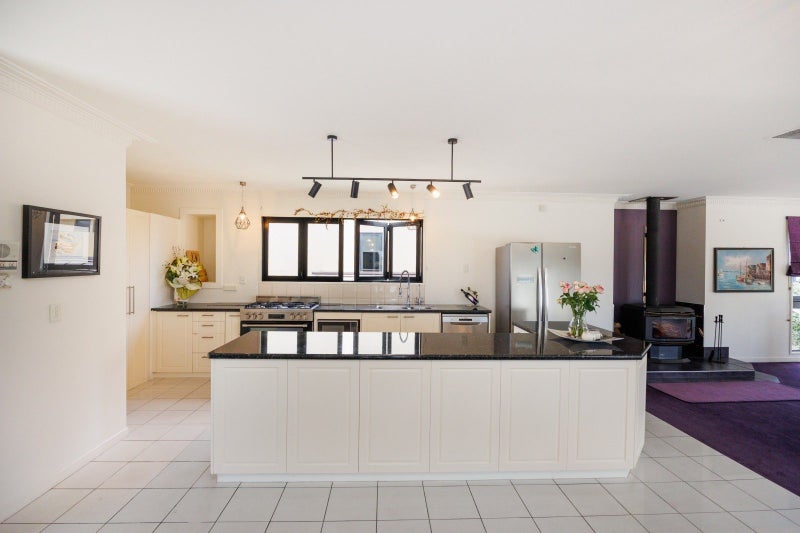 Spacious Central Modern Living with a Twist64458907353858112