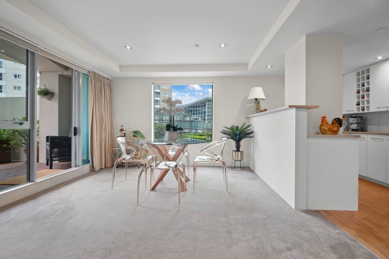 Sunny ground floor with private courtyards64458997185027112