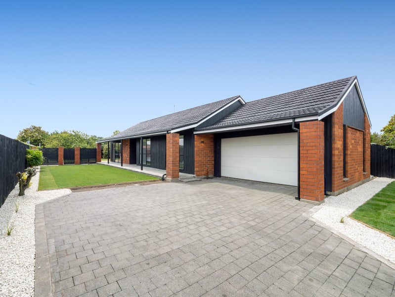 Renovated and Ready - Move In Before Christmas!64460207343363110