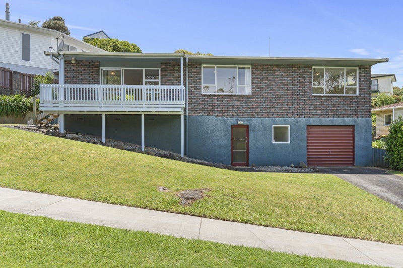 Sunny Brick Home, Reserve Outlook!64460098165506110