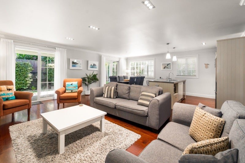 Charming cottage in central Russell64460098224515111