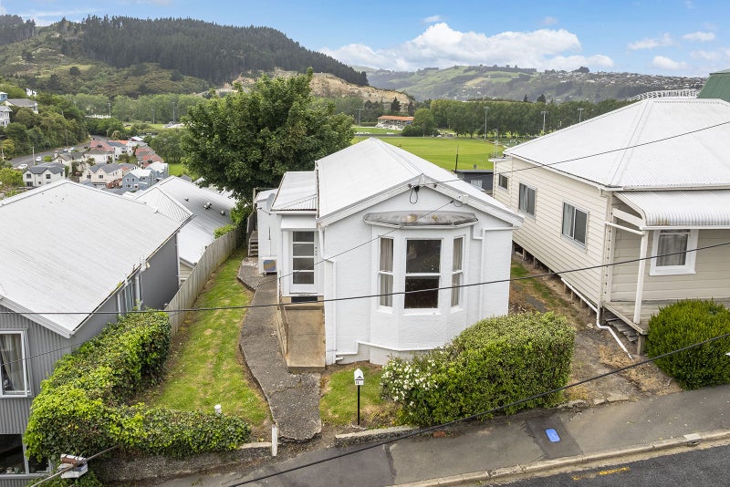 Prime Campus location with potential to add value64460302969347111