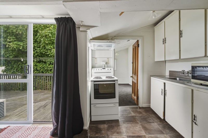 Prime Campus location with potential to add value64460302969347113