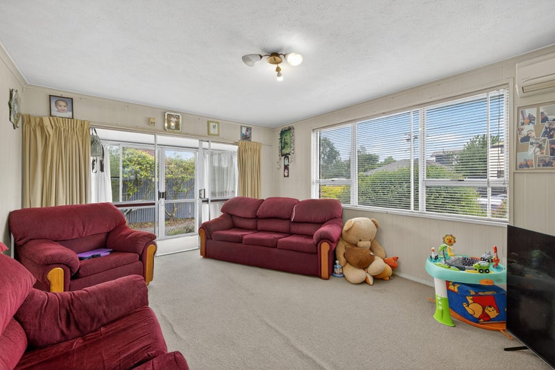 Sunny, Convenient & Full of Potential!64460303152002113