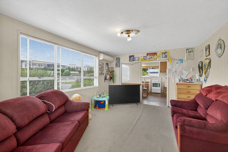 Sunny, Convenient & Full of Potential!64460303152002114