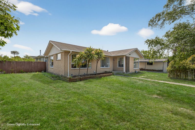 Coastal Lifestyle With Great Potential!64460590358273111